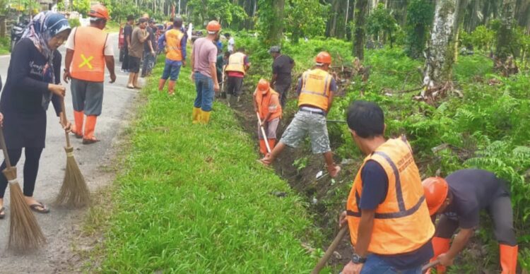 Sinergitas tni-polri bersama forkopimca silinda gotong royong bersihkan fasilitas umum Forkopimca silinda kabupaten sergai bersama polsek kotarih dan koramil 19/bangun purba kodim 0204/deli serdang bergotong royong.