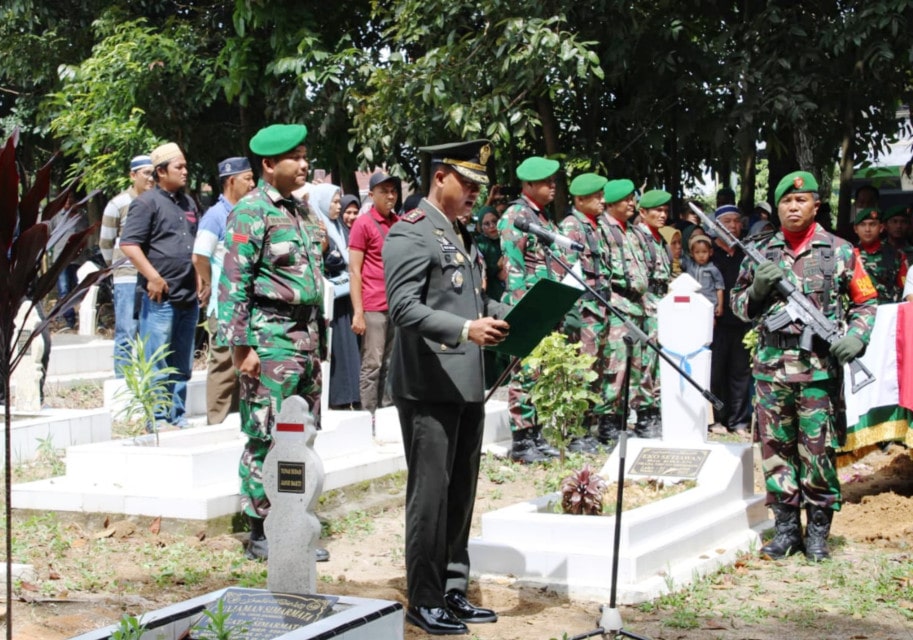 Serda Syaiful Anwar dimakamkan secara militer.