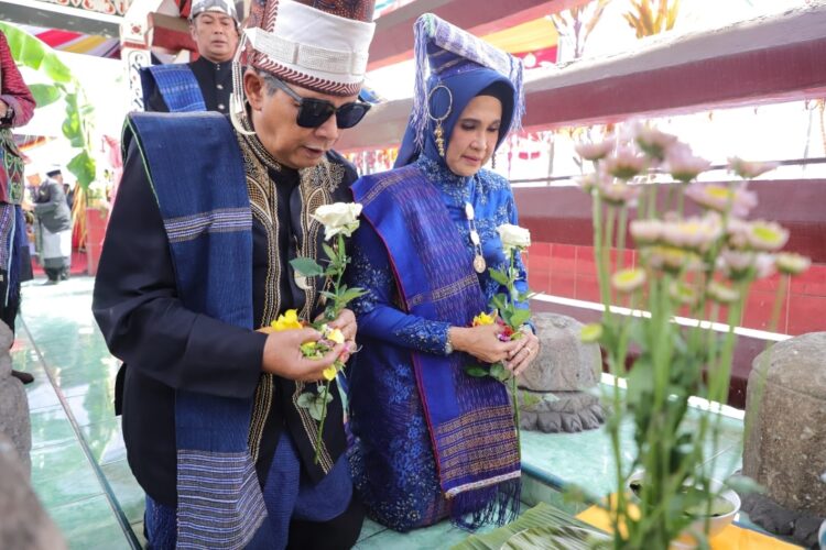 Wali kota pematangsiantar hadir dalam ziarah tahunan sambil mendukung pembangunan tugu raja sang naualuh damanik.