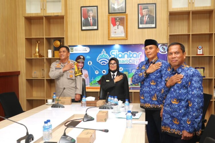Wali kota dan kapolres pematangsiantar saksikan penandatanganan kerjasama kementan-polri untuk ketahanan pangan Wali kota dan kapolres pematangsiantar menyaksikan penandatanganan kerjasama di bidang ketahanan pangan, mendukung sinergi kementan dan polri untuk mewujudkan kedaulatan pangan.