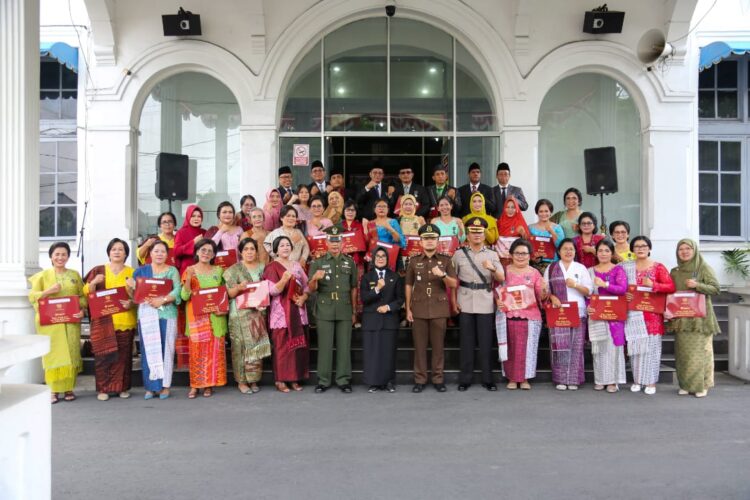 Hari otonomi daerah 2024, wali kota pematangsiantar tekankan pentingnya ekonomi hijau Wali kota pematangsiantar memimpin upacara hari otonomi daerah dan menekankan transisi menuju ekonomi ramah lingkungan