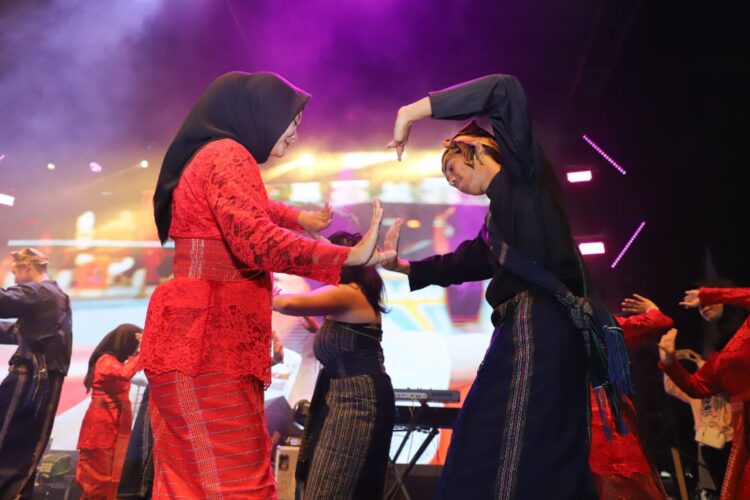 Gelaran budaya dan hiburan meriah di hari jadi kota pematangsiantar ke-153 Gelaran budaya dan hiburan meriah di kota pematangsiantar memukau masyarakat dalam rangka peringatan hari jadi kota yang ke 153 tahun.