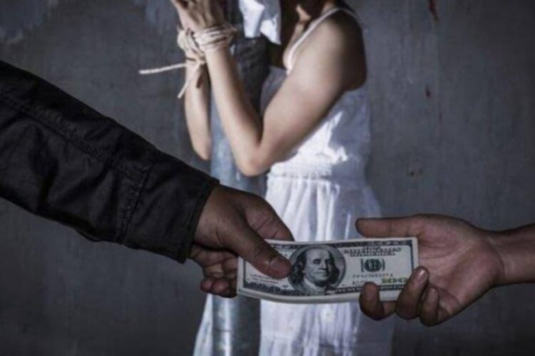 Sindikat perdagangan manusia berkedok agen penyalur tkw diringkus di sumbar, pelaku sindikat perdagangan manusia yang menjanjikan pekerjaan tkw berhasil diringkus polisi.