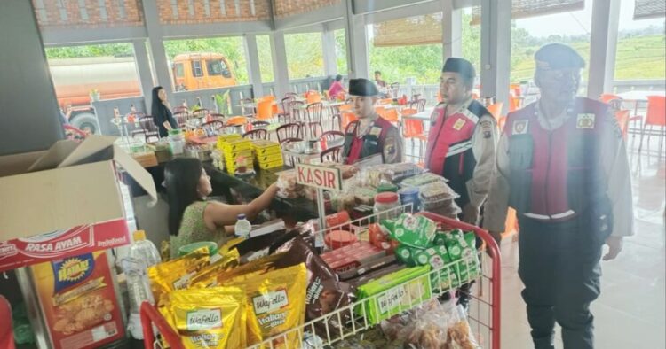 Merespons kejahatan jalanan, polres pematang siantar tingkatkan patroli dialogis Polres pematang siantar melaksanakan patroli dialogis. Pendekatan komunikatif ini diharapkan dapat membangun kesadaran dan kerjasama antara kepolisian dengan masyarakat untuk bersama-sama menjaga keamanan.