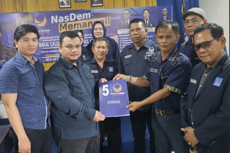 Fawer sihite siap mengangkat martabat partai nasdem usai kembalikan formulir calon wali kota siantar Fawer sihite kembalikan formulir calon wali kota siantar, bertekad untuk memperkuat dan mengangkat martabat partai nasdem.