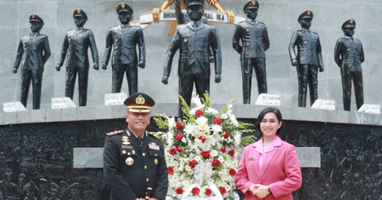Akbp yogen heroes baruno sh, sik, kapolres pematang siantar, bersama dengan ketua bhayangkari cabang pematang siantar menghadiri upacara hari kesaktian pancasila di tugu letda sujono.