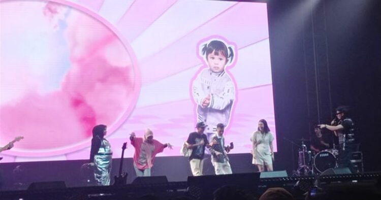 Putri aurel hermansyah dan atta halilintar, ameena hanna nur atta, memberikan kejutan manis bagi penonton pestapora 2023 dengan muncul lewat video. Aksi lucu ameena ini sukses mencuri perhatian dan menambah kehangatan dalam acara tersebut.