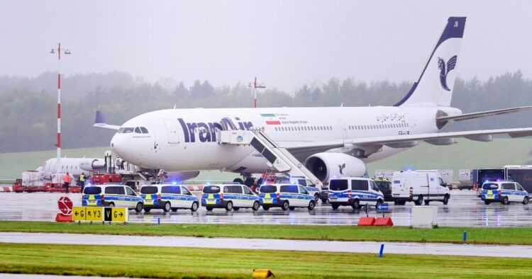 Ancaman bom gentayangan, bandara hamburg sempat ditangguhkan sementara Ancaman bom gentayangan, bandara hamburg sempat menghentikan penerbangan. Pesawat dari teheran diperiksa aparat berwenang setempat.