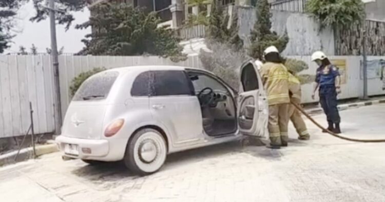 Mobil chrysler klasik terbakar saat isi bensin di spbu jakarta selatan Chrysler klasik terbakar