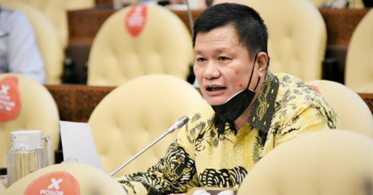 Edward tannur dicopot dari komisi iv dpr ri oleh pkb atas kasus anaknya Edward tannur dicopot oleh pkb dari komisi iv dpr ri menyusul kasus penganiayaan oleh anaknya, grt, terhadap dsa di surabaya.