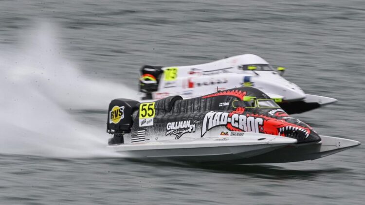 Demi nonton kejuaraan f1h20 powerboat di danau toba, pendatang rela tidur di mobil Demi nonton kejuaraan f1h20 powerboat di danau toba, pendatang rela tidur di mobil