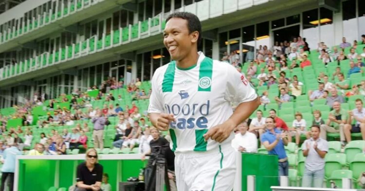 Fandi ahmad, bintang sepak bola singapura, mengejutkan dunia dengan menolak tawaran dari ajax amsterdam, memilih bermain untuk niac mitra di indonesia. Kisah inspiratif dari penjual nasi lemak menjadi legenda bola