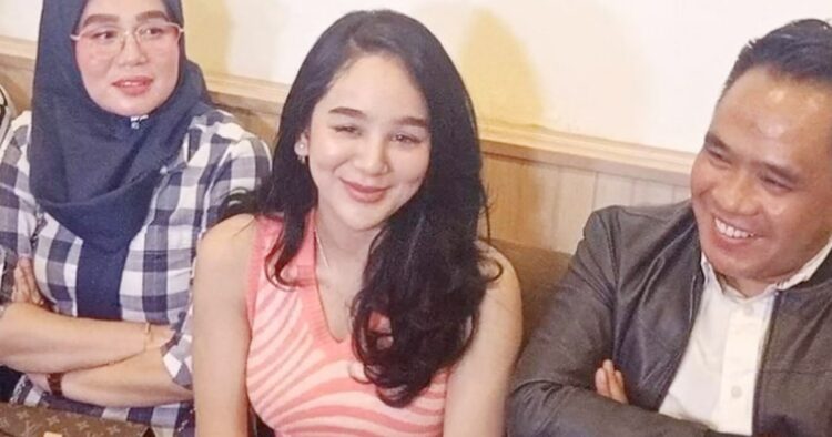Hana hanifah gugat cerai randy setelah sebulan pernikahan Aktris hana hanifah gugat cerai randy setelah sebulan menikah. Alasan serius mendasari keputusan tersebut. Proses cerai kini berjalan.