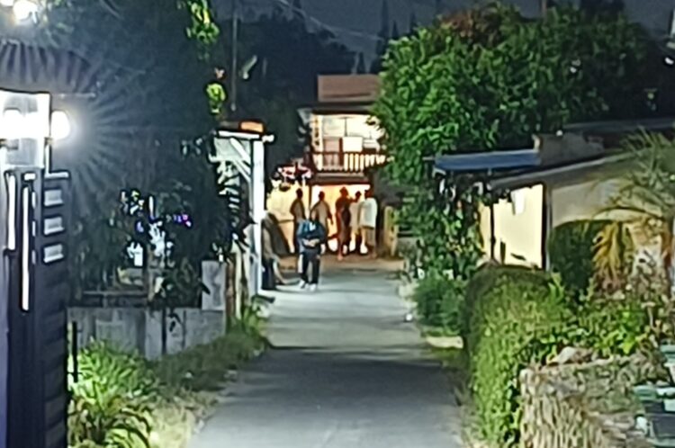 Warga siantar resah, komplotan remaja bersenjata tajam diduga 'gangster' sering bikin onar Warga siantar resah, aksi komplotan remaja bersenjata tajam diduga 'gangster' sering bikin onar dan melempari rumah warga dengan batu.