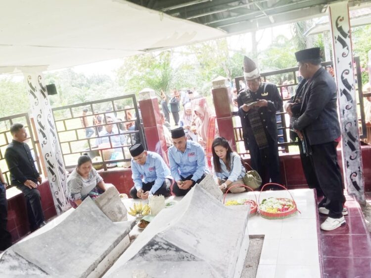 Cabub dan cawabub simalungun, anton saragih dan benny sinaga berziarah ke makam raja tanah jawa Cabub dan cawabub simalungun, anton saragih dan benny sinaga berziarah ke makam raja tanah jawa