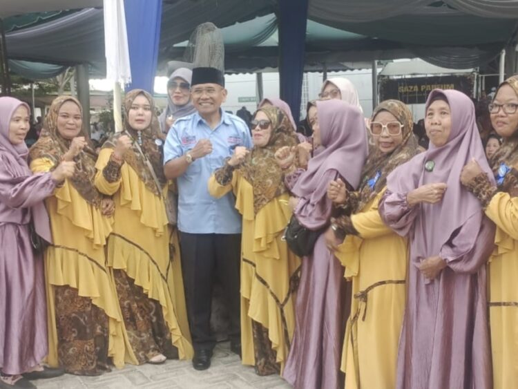 Saat anton saragih jadi pusat perhatian ibu-ibu perwiridan.... Saat anton saragih jadi pusat perhatian ibu-ibu perwiridan....