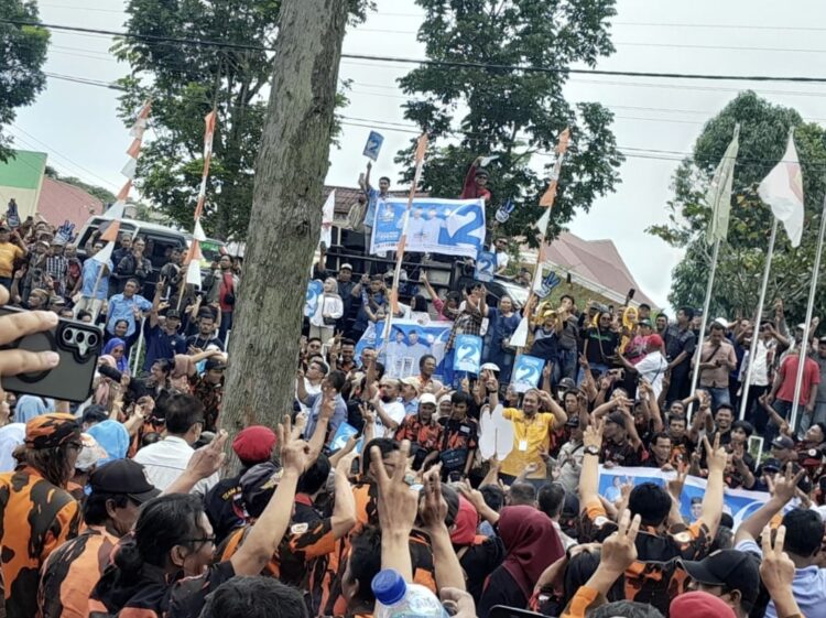 Ribuan pendukung anton saragih- benny sinaga tumpah ruah di kpu simalungun Ribuan pendukung anton saragih- benny sinaga tumpah ruah di kpu simalungun