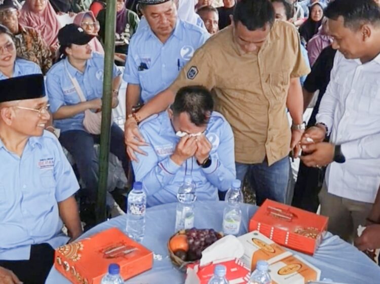 Saat air mata benny gusman sinaga tumpah di tengah ribuan pendukung.... Saat air mata benny gusman sinaga tumpah di tengah ribuan pendukung....