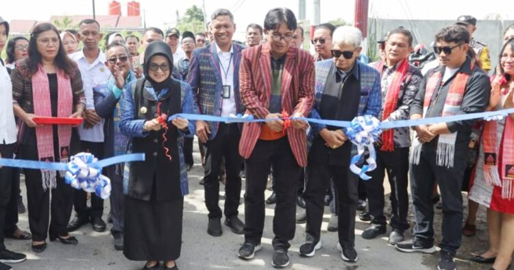 Kampung tenun ulos siantar diresmikan: integrasi pariwisata, ekonomi, dan teknologi Kampung tenun ulos siantar diresmikan oleh wali kota, menjadi pusat pelestarian dan inovasi warisan budaya ulos. Sinergi pariwisata tumbuh.