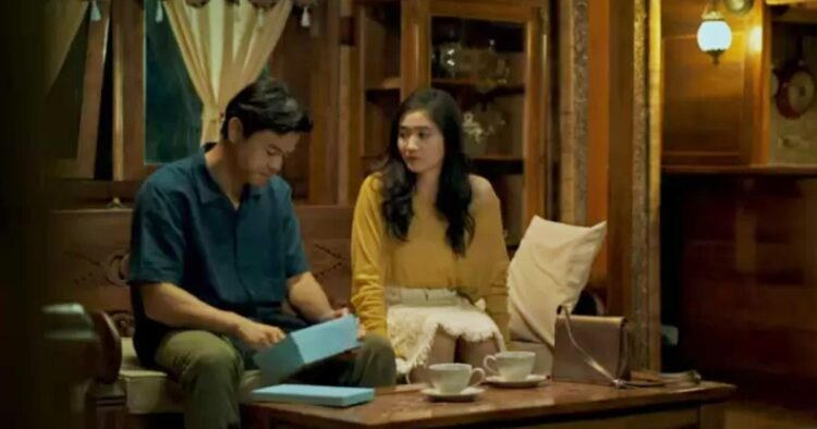 Film drama-romantis 'myflies' soroti kisah cinta tersulit aksara dan aurora 'myflies', sebuah drama romantis garapan sutradara eddy prasetya, membawa penonton menyelami kisah mendalam aksara (dion wiyoko) yang kehilangan memori setelah kecelakaan tragis, dan perjuangan istrinya, aurora (febby rastanty), yang berusaha keras memulihkan kenangan bersama mereka. Film ini menawarkan narasi unik yang belum pernah ada di layar lebar indonesia, mengajak penonton merasakan roller-coaster emosi antara putus asa dan harapan.