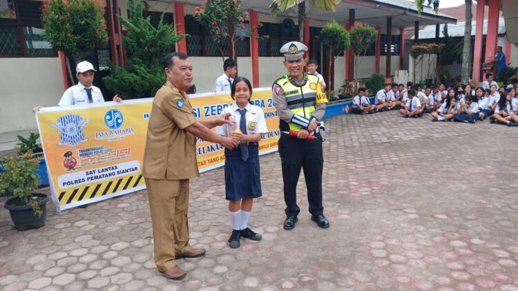 Polisi di pematang siantar bergerak cepat: sosialisasi keselamatan lalu lintas di smpn 7. Satgas 2 preemtif satuan lalu lintas polres pematang siantar memberikan informasi penting tentang keselamatan berlalu lintas kepada siswa smp, dengan tujuan mengurangi pelanggaran lalu lintas dan kecelakaan di wilayah tersebut.