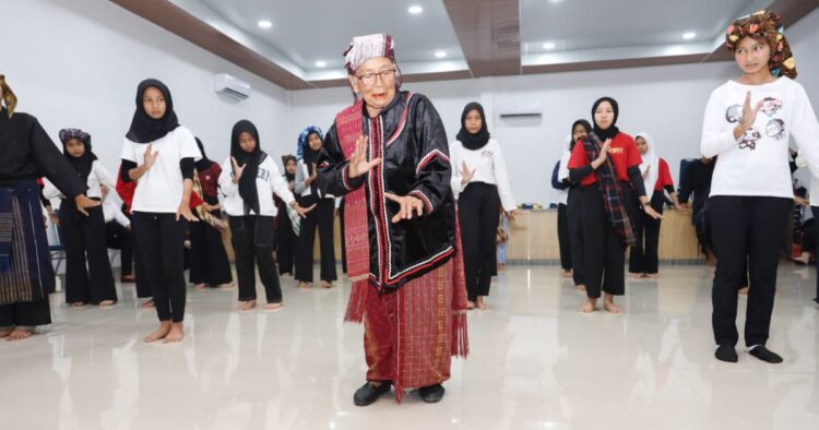 Oppung raminah garingging, pelopor seni tradisi simalungun, diajukan untuk anugerah kebudayaan indonesia 2023 Oppung raminah garingging