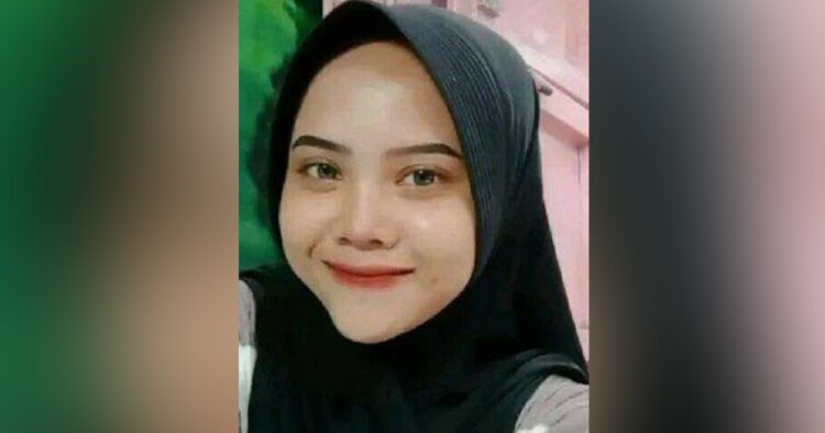 Rika indriyeni, seorang gadis berseragam pramuka berusia 20 tahun ditemukan tewas di aliran sungai desa blendung, pemalang. Berawal dari pertemanan di media sosial dengan seorang pria yang ternyata sudah beristri, kisah mereka berujung tragis. Penyelidikan intensif membuka tabir kelam di balik pertemuan mereka yang fatal.