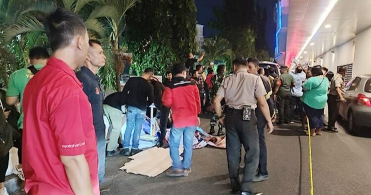Mahasiswi ditemukan tewas di mal paragon semarang, surat peninggalan memberi isyarat Seorang mahasiswi ditemukan tewas di mal paragon semarang, diduga jatuh dari lantai empat tepatnya di area pintu keluar parkiran.