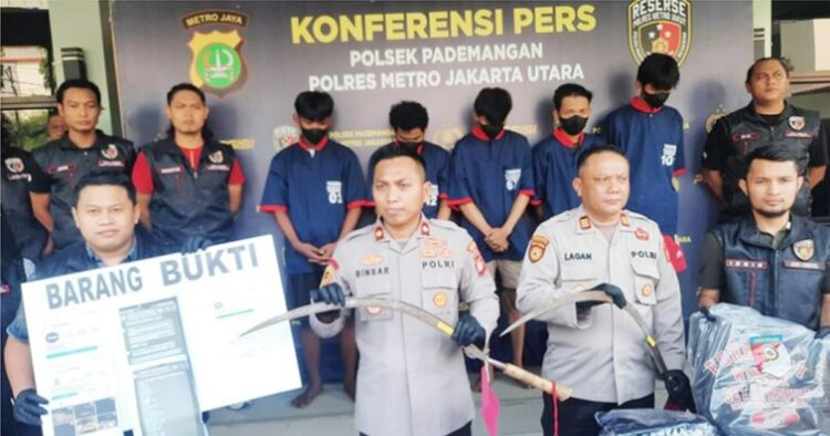 Tawuran berujung maut di jakarta utara: satu remaja tewas, 9 pelaku dalam tangan polisi Tawuran berujung maut di jakarta utara
