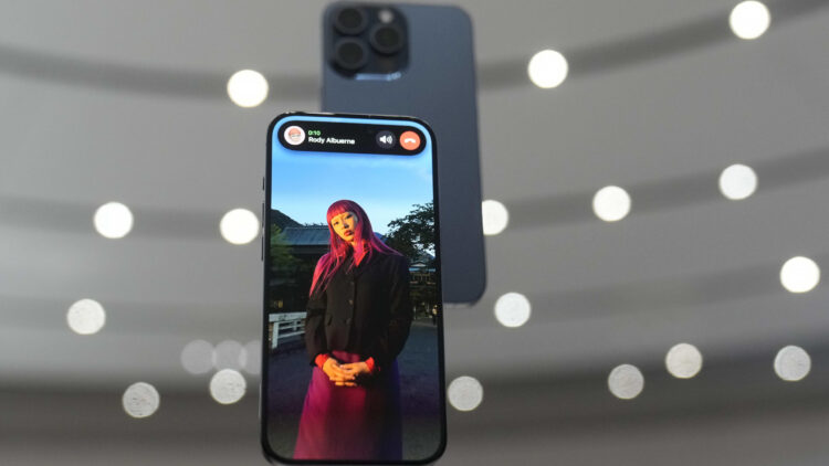 Iphone 15 dilarang di tiongkok? Ini alasannya Tiongkok dikabarkan mempertimbangkan pembatasan penggunaan iphone 15 di departemen-departemen pemerintahan dan perusahaan-perusahaan milik negara. Hal ini tentu bisa berdampak signifikan bagi apple, terutama dari segi penjualan dan produksi.