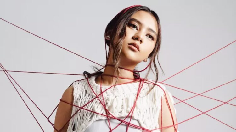 Ziva magnolya memadukan suara merdunya dengan akting mendalam dalam mv 'cukup'. Kolaborasi dengan mario g. Klau, single ini mengeksplor kisah emosional antara ayah dan anak, menarik air mata dan pujian dari para penggemar.