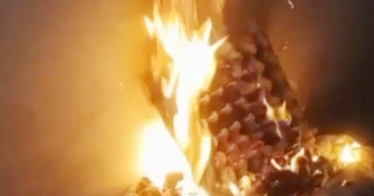 Sumenep dihebohkan kemunculan api misterius, dua rumah terbakar Sumenep dihebohkan kemunculan api misterius yang membakar dua rumah milik warga, penyelidikan pun turut dilakukan guna mencari penyebab.