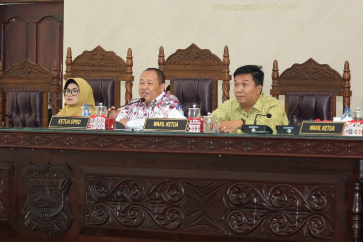 Fraksi dprd pematang siantar sampaikan visi strategis untuk p-apbd ta 2023 di hadapan wali kota Wali kota pematang siantar, dr. Susanti dewayani spa, mendengarkan pandangan berbagai fraksi dprd terkait p-apbd ta 2023. Dari pelestarian budaya hingga peningkatan keamanan kota, inisiatif strategis diajukan untuk mendorong kemajuan dan kesejahteraan pematang siantar.