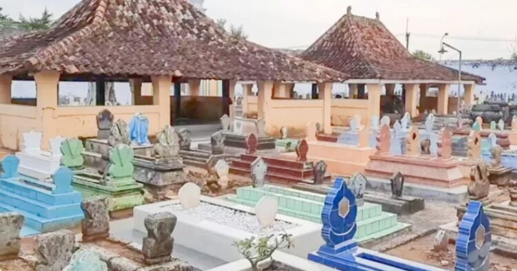 Asta tinggi sumenep: leksa sejarah pemakaman raja dan situs cagar budaya Terletak di desa kebon agung, sumenep, jawa timur, asta tinggi merupakan tempat peristirahatan akhir bangsawan keraton sumenep sejak abad ke-17.