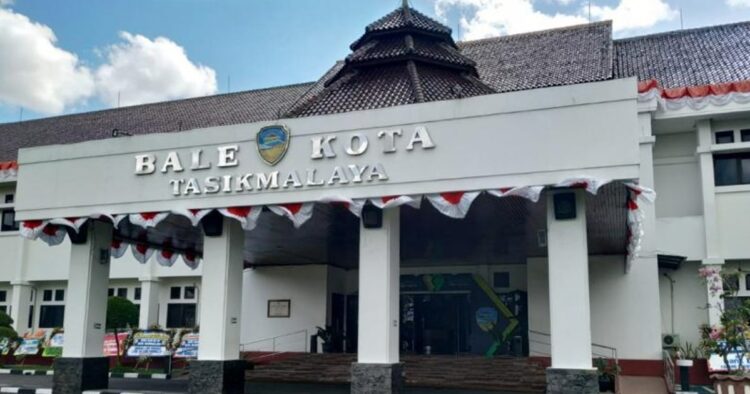 Ratusan mahasiswa unsil (universitas siliwangi) menggelar aksi demonstrasi mendesak pemerintah kota tasikmalaya meningkatkan produktivitas lahan pertanian lokal, menyoroti data statistik yang menunjukkan kemampuan produksi yang hanya mencukupi 62% kebutuhan daerah.