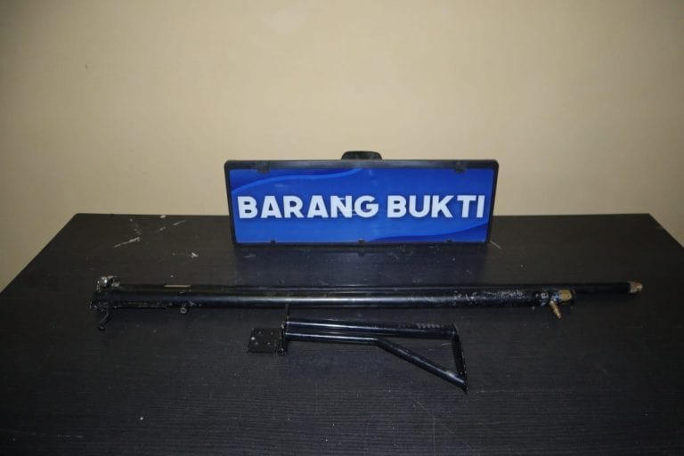 Tampang pelaku dan barang bukti penembakan salah sasaran di simalungun Tampang pelaku dan barang bukti penembakan salah sasaran di simalungun.