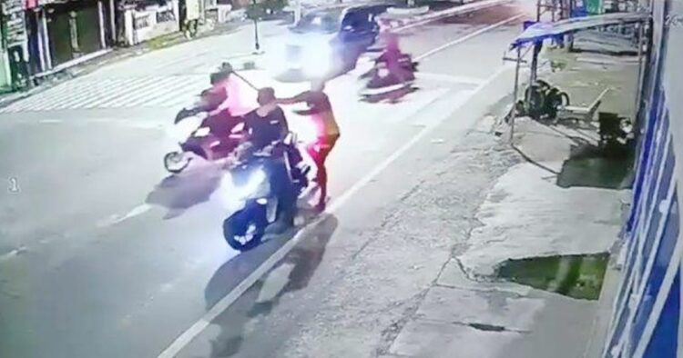 Begal medan satroni jalan halat, rekaman cctv ungkap kebrutalan para pelaku kepada seorang pengendara Enam pelaku begal medan secara brutal merampas sepeda motor dari pengguna jalan bernama agus. Berbekal rekaman cctv dari seorang warga setempat, aksi pelaku yang menggunakan senjata tajam ini terungkap.