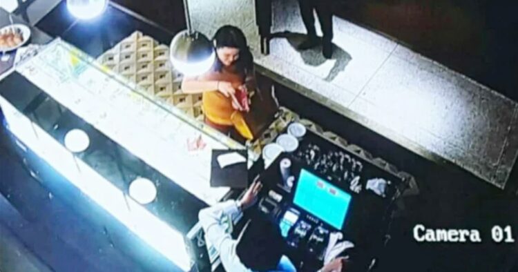 Skakmat! Ahli telematika duga rekaman cctv ayah mirna hasil manipulasi "rekaman cctv ayah mirna hasil manipulasi", ungkap ahli telematika. Dugaan rekayasa bukti baru dalam kasus sianida menjadi sorotan.