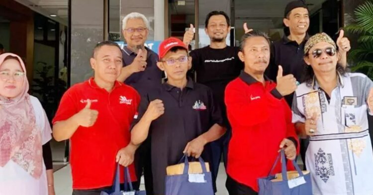 Desakan pemecatan wuri handayani kian kencang Kepala sekolah smp 2 cimanggu, wuri handayani, berada di tengah kontroversi setelah dituduh membela pelaku perundungan berprestasi. Desakan pemecatannya memuncak di media sosial.