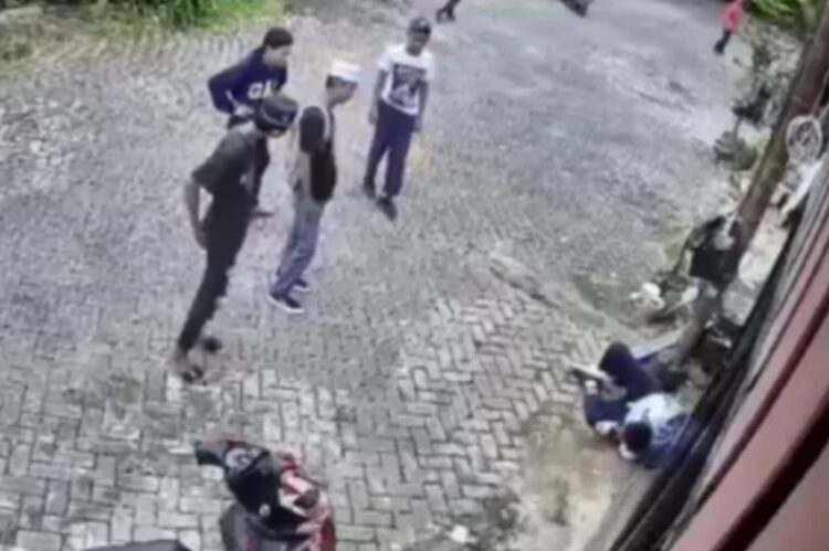 Rekaman cctv yang beredar luas di media sosial mengungkap siswa smp di makassar dikeroyok 5 pelajar hingga terkapar.