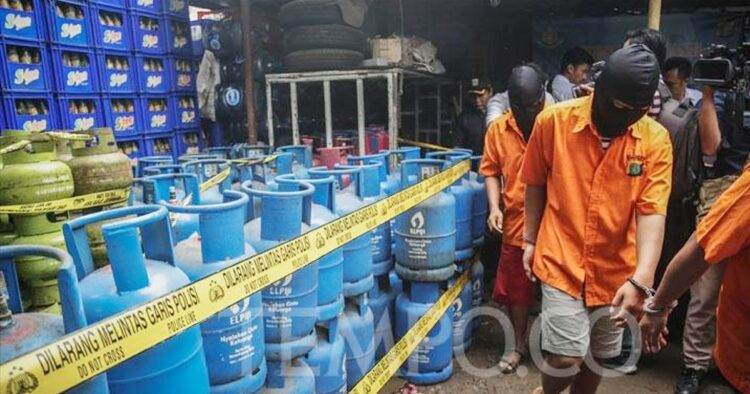 Polrestabes medan gerebek lokasi pengoplosan gas bersubsidi, sita 1. 000 tabung elpiji Sat reskrim polrestabes medan mengungkap praktik ilegal pengoplosan gas bersubsidi. Dalam operasi besar-besaran, 1. 000 tabung elpiji berhasil disita, menandai komitmen penuh aparat dalam melindungi konsumen dari praktik merugikan ini.