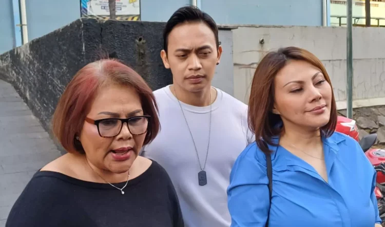 Pelukan dan salaman inara rusli di persidangan: tulus atau pencitraan? Di tengah ketegangan sidang cerai, inara rusli berbagi momen emosional dengan keluarga virgoun.