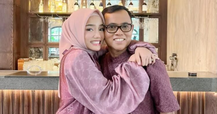 Duet fuji dan asnawi disorot publik, haji faisal beri petunjuk? Bersama dalam suatu acara hingga dukungan di pertandingan bola, kedekatan fuji dan asnawi mengundang tanda tanya. Haji faisal, ayah fuji, memberikan petunjuk tentang hubungan mereka.