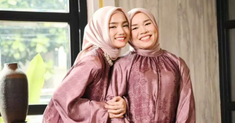 Kisah thariq halilintar dan fujianti utami tamat, keluarga berharap fans terima kini dan lepas masa lalu Dengan hubungan asmara yang telah lama berakhir, keluarga kedua belah pihak berharap para fans thariq halilintar dan fujianti utami atau 'thofu' dapat menerima kenyataan dan mendukung kebahagiaan masing-masing.