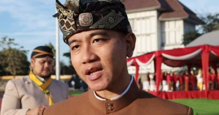 Wali kota solo bangkitkan semangat 'kebon rojo' di taman balekambang Taman balekambang di solo sedang mengalami transformasi besar-besaran untuk menghidupkan kembali esensi 'kebon rojo' lama. Wali kota solo, gibran optimis taman modern ini dibuka akhir tahun untuk warga.