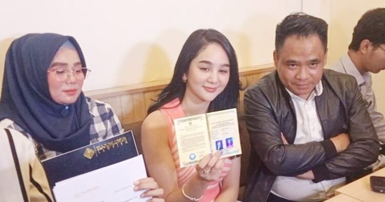 Publik nilai pernikahan hana hanifah-randy hanya settingan "pernikahan hana hanifah-randy hanya settingan? " artis hana hanifah membantah tegas spekulasi dan menunjukkan bukti otentik.