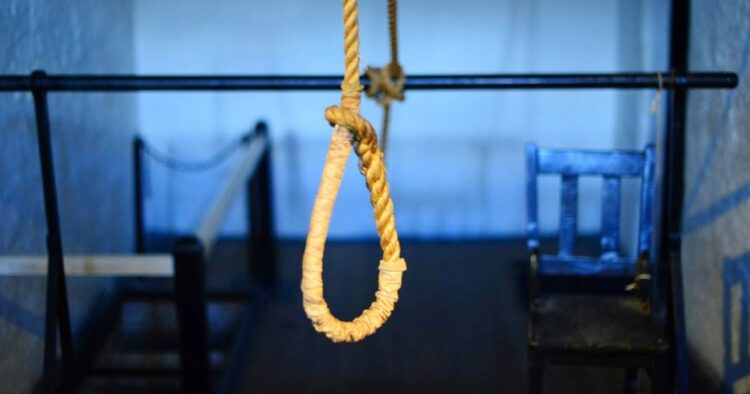 Pemilik rumah makan padang ditemukan dalam kondisi tragis di pangkalansusu Pemilik rumah makan padang, sahri, ditemukan tewas tragis di pangkalansusu. Polisi sedang menyelidiki penyebab kematian.