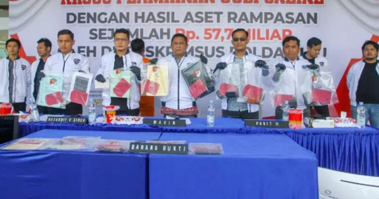 Upaya polda riau dalam memberantas perjudian online membuahkan hasil dengan terungkapnya situs yang meraup omzet hingga rp100 juta setiap minggunya. Kini, aset miliaran rupiah dari pelaku berhasil disita sebagai barang bukti.