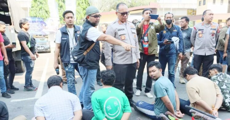 Kampung bahari digrebek, polisi sita narkotika dan sajam: 29 dari 34 tersangka positif narkoba Penggerebekan massal terjadi di kampung bahari, jakarta utara, mengungkap 29 dari 34 warga positif narkoba. Operasi ini menemukan narkotika, senjata tajam, dan barang bukti lainnya.