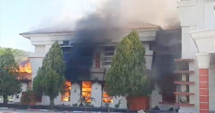 Kantor bupati pohuwato terbakar, 10 polisi terluka dalam aksi demo berujung kericuhan Kerusuhan mewarnai aksi unjuk rasa di gorontalo yang berujung pada pembakaran kantor bupati pohuwato. Dalam insiden tersebut, sepuluh anggota kepolisian yang bertugas mengawal jalannya demo mengalami luka-luka. Aspirasi ganti rugi lahan ke perusahaan tambang emas menjadi inti tuntutan demonstran.
